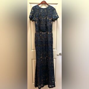 TADASHI SHOJI, Size 12, 62”L, stretch lace NAVY lined gown w/ stretch self belt